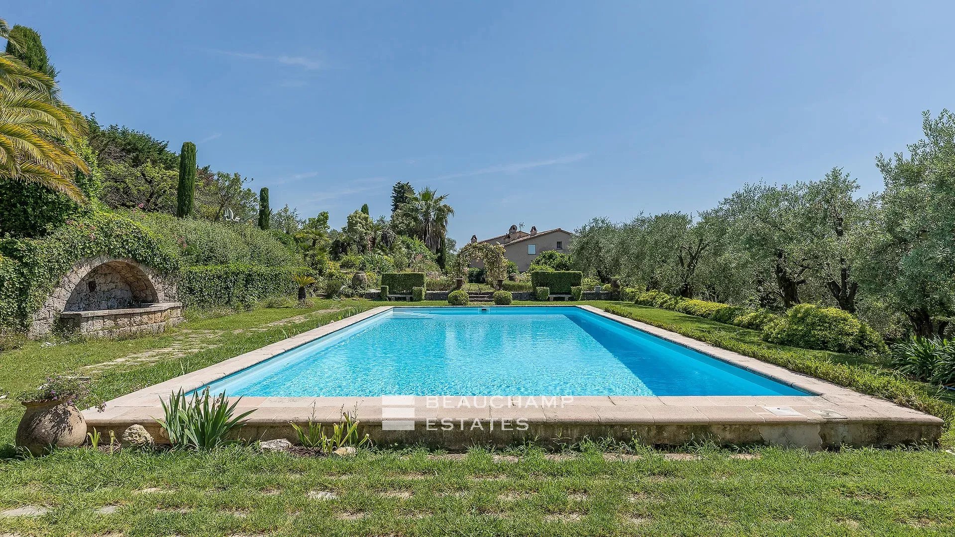 8-bedroom Provencal Mas located in a residential area 8-bedroom Provencal Mas located in a residential area