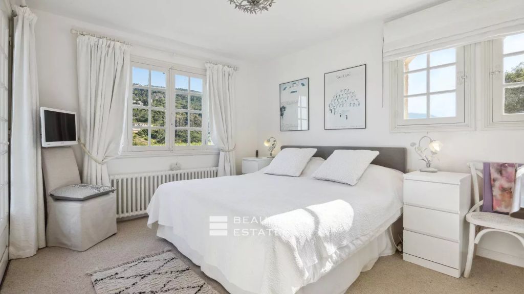 Charming Provençal Villa with Sea and Mountain Views