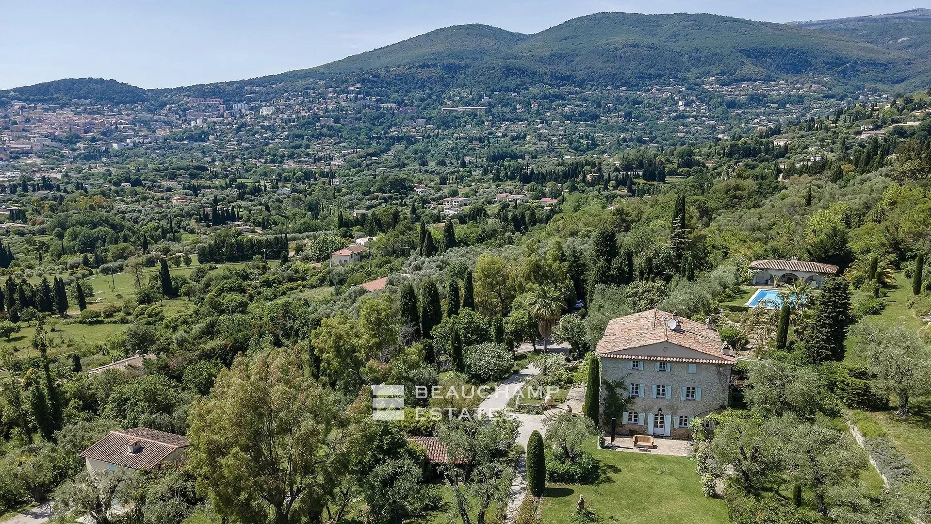 8-bedroom Provencal Mas located in a residential area 8-bedroom Provencal Mas located in a residential area