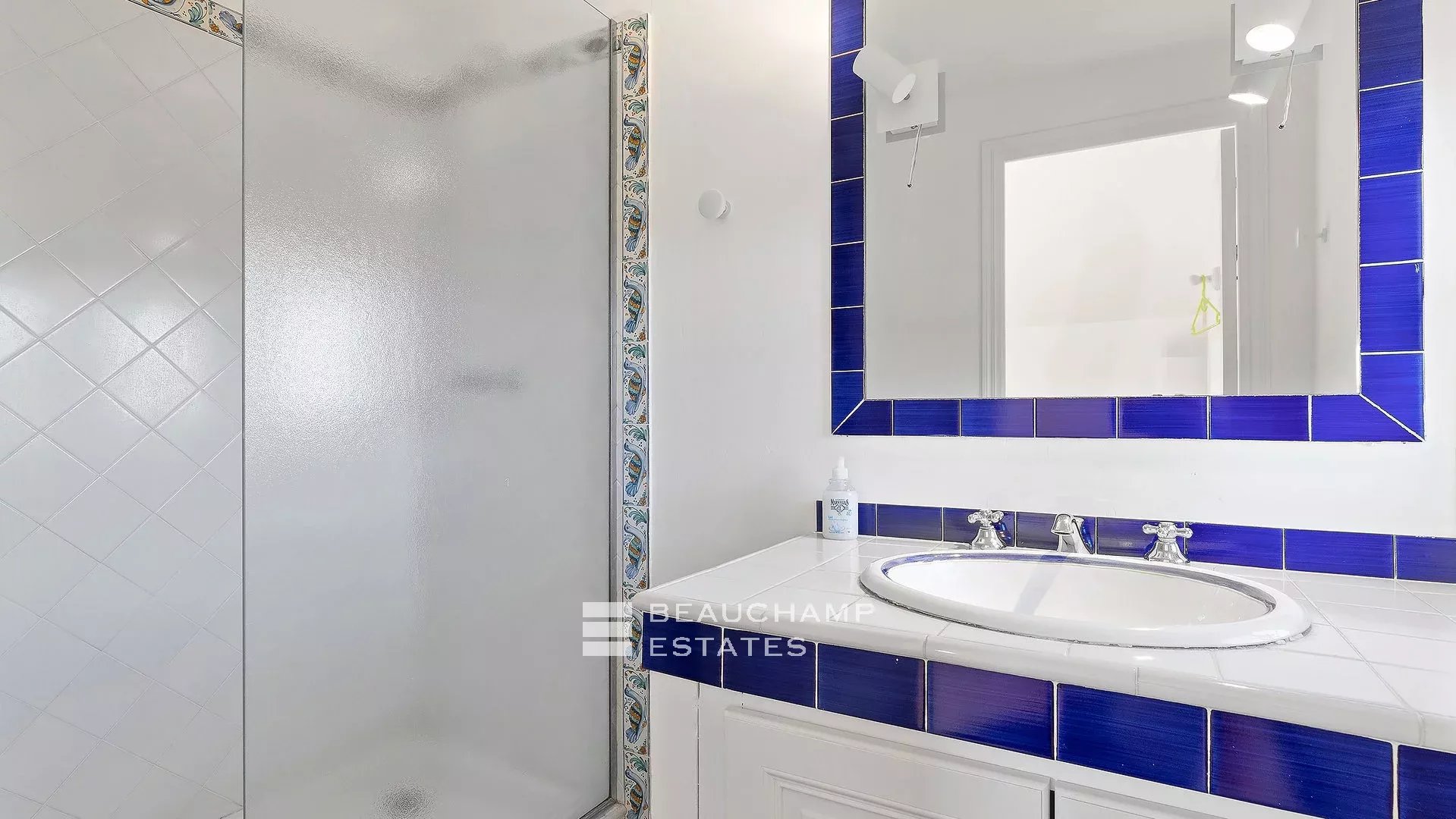 8-bedroom Provencal Mas located in a residential area 8-bedroom Provencal Mas located in a residential area