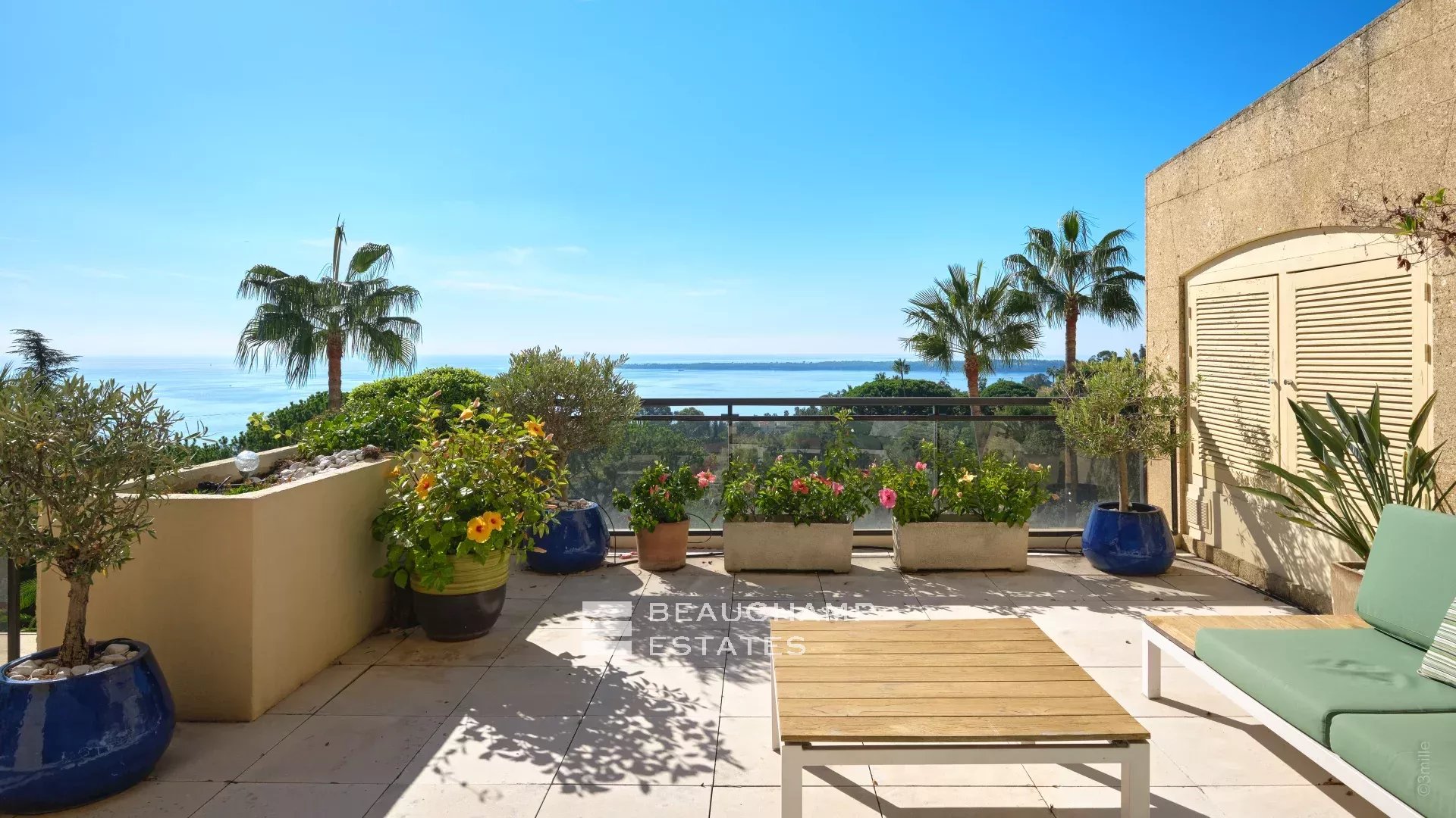 Magnifique appartement 3 chambres avec vue mer, Piscine et Tennis Magnificent 3 bedroom apartment with sea view – Swimming pool and Tennis