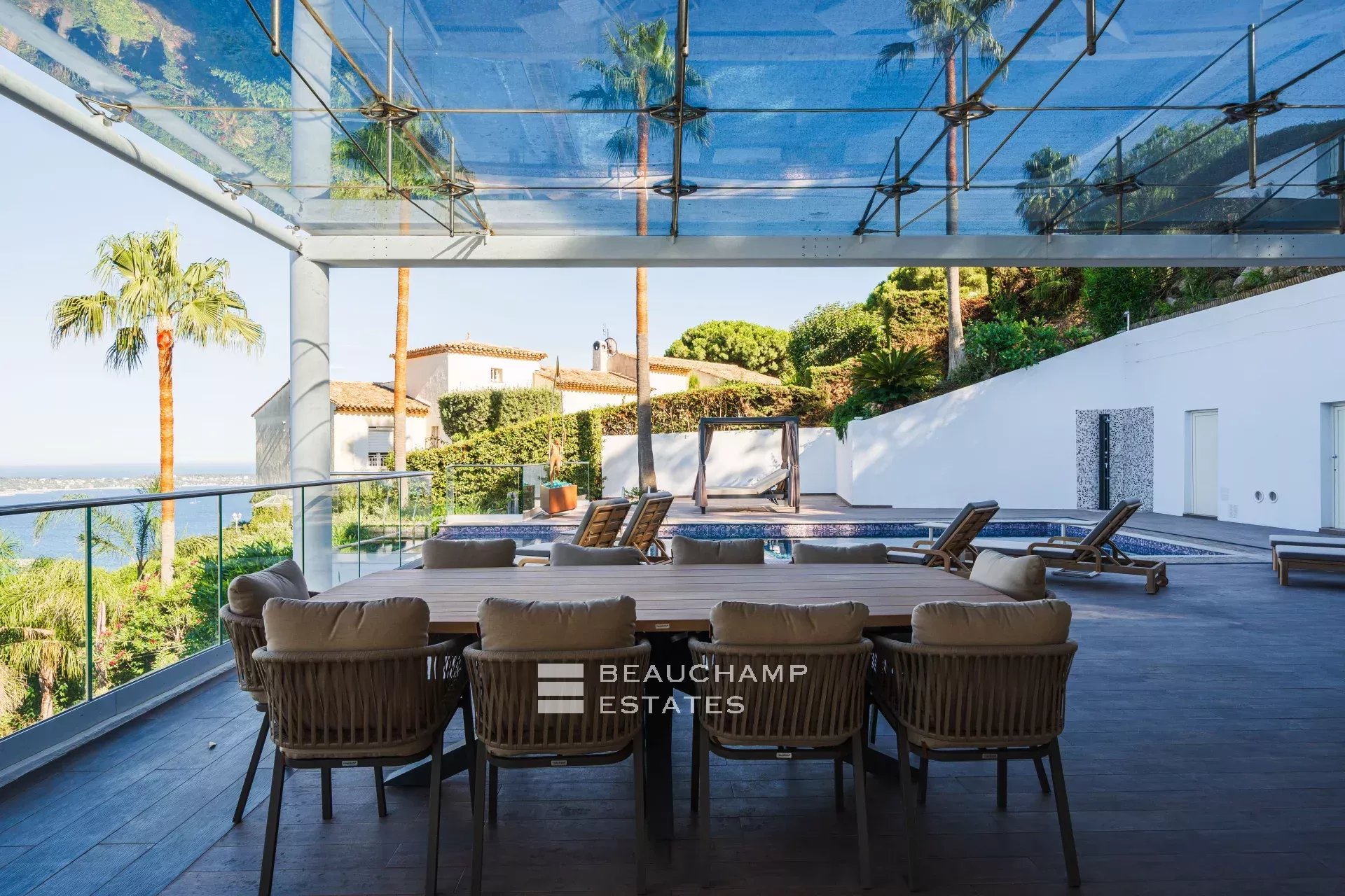 Villa Art Déco fraîchement rénovée avec une magnifique vue mer Newly renovated Art Deco villa with magnificent sea view