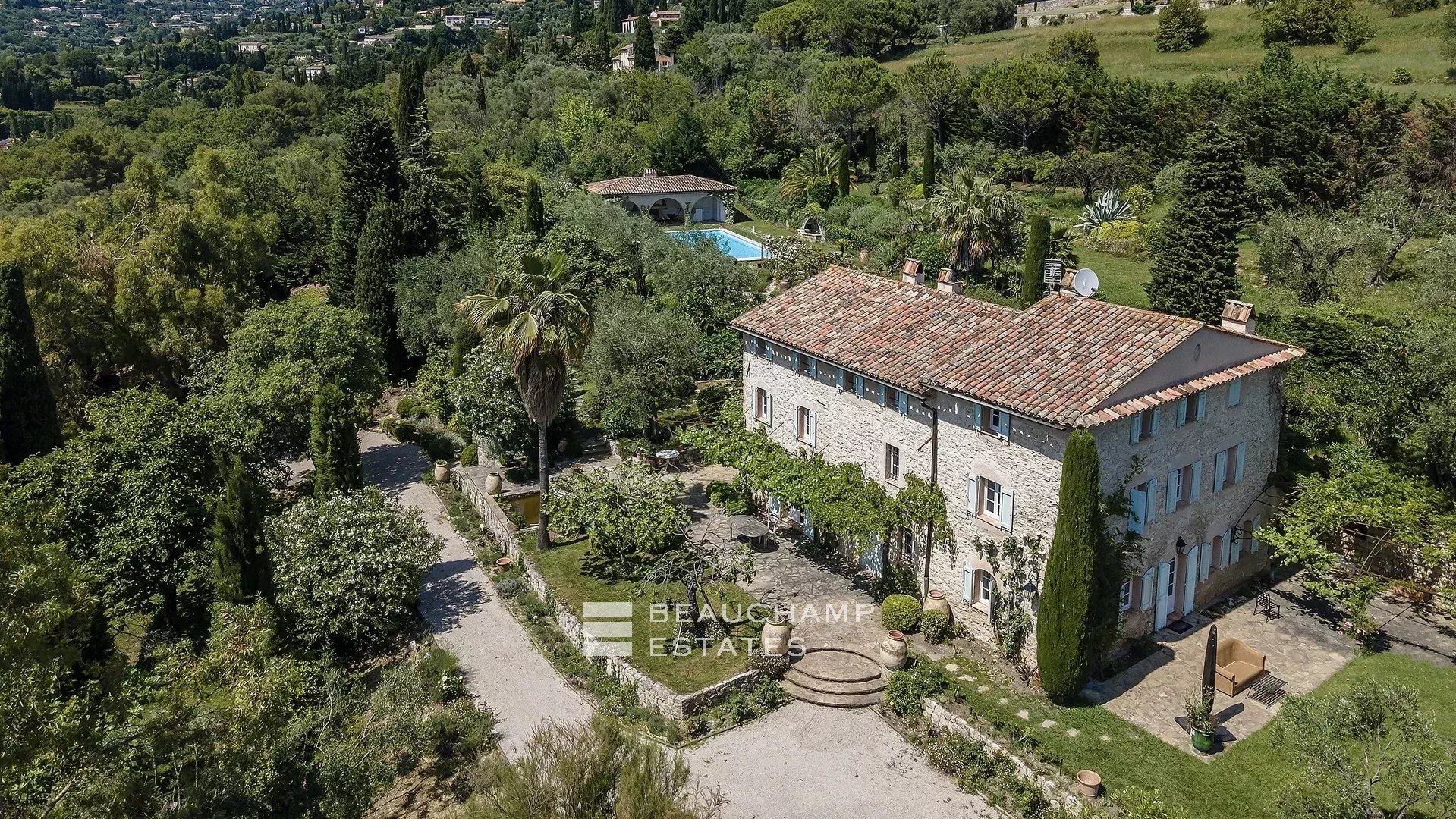 8-bedroom Provencal Mas located in a residential area 8-bedroom Provencal Mas located in a residential area