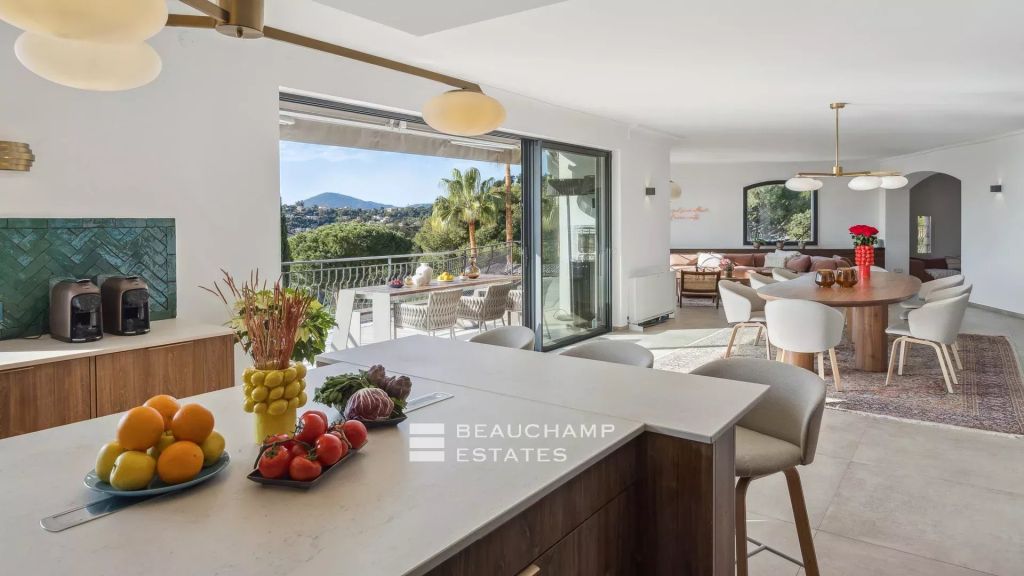 Superb 8-bedroom villa nestled in the heights of Mandelieu