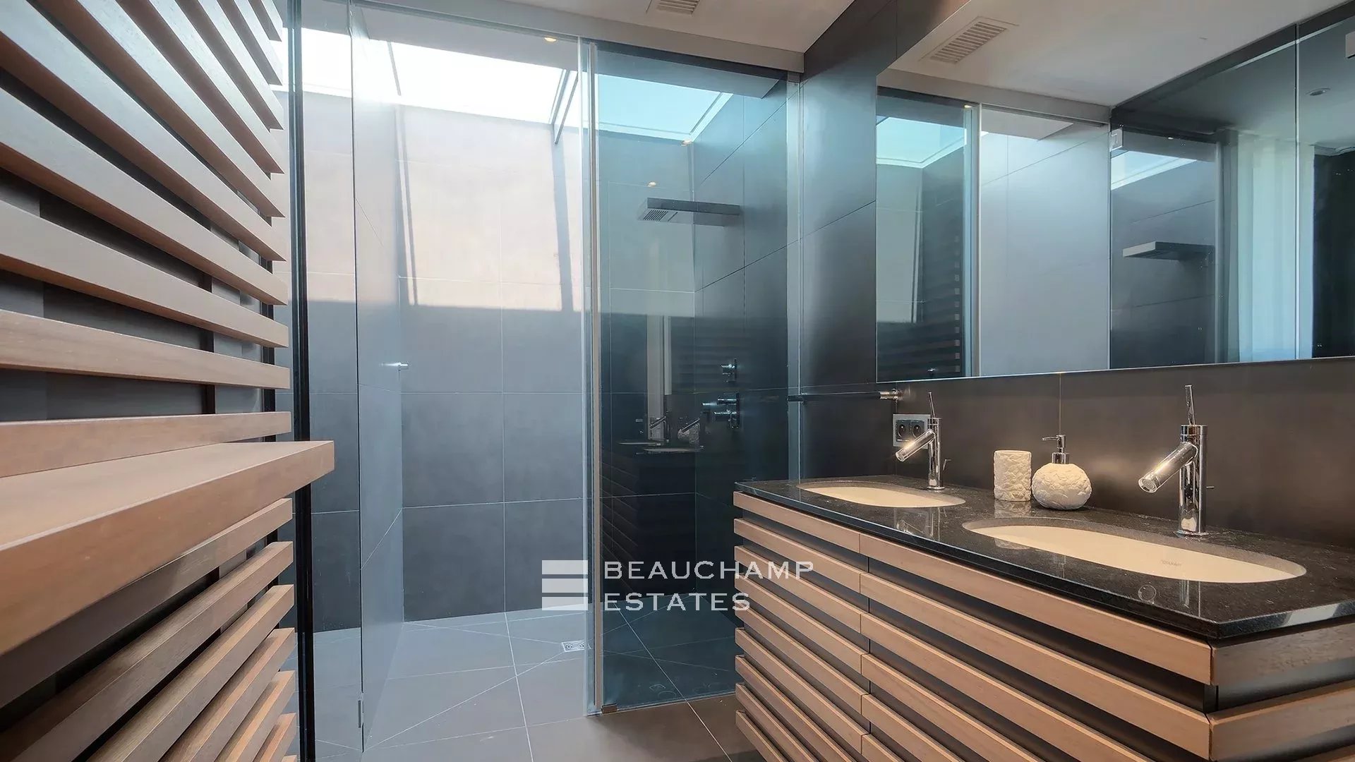 Villa moderne de 5 chambres située au coeur d’un domaine privé à proximité du village de Mougins Modern 5-bedroom villa located in the heart of a private estate near the village of Mougins