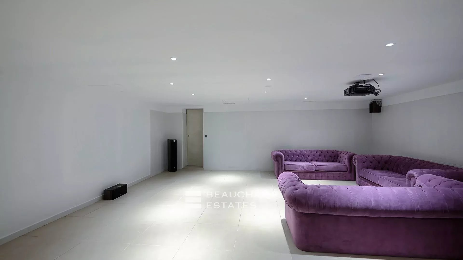 Villa moderne de 5 chambres située au coeur d’un domaine privé à proximité du village de Mougins Modern 5-bedroom villa located in the heart of a private estate near the village of Mougins