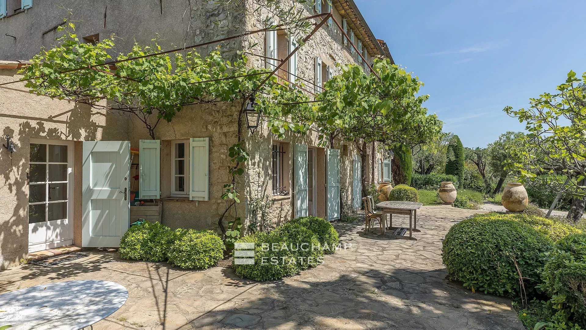 8-bedroom Provencal Mas located in a residential area 8-bedroom Provencal Mas located in a residential area