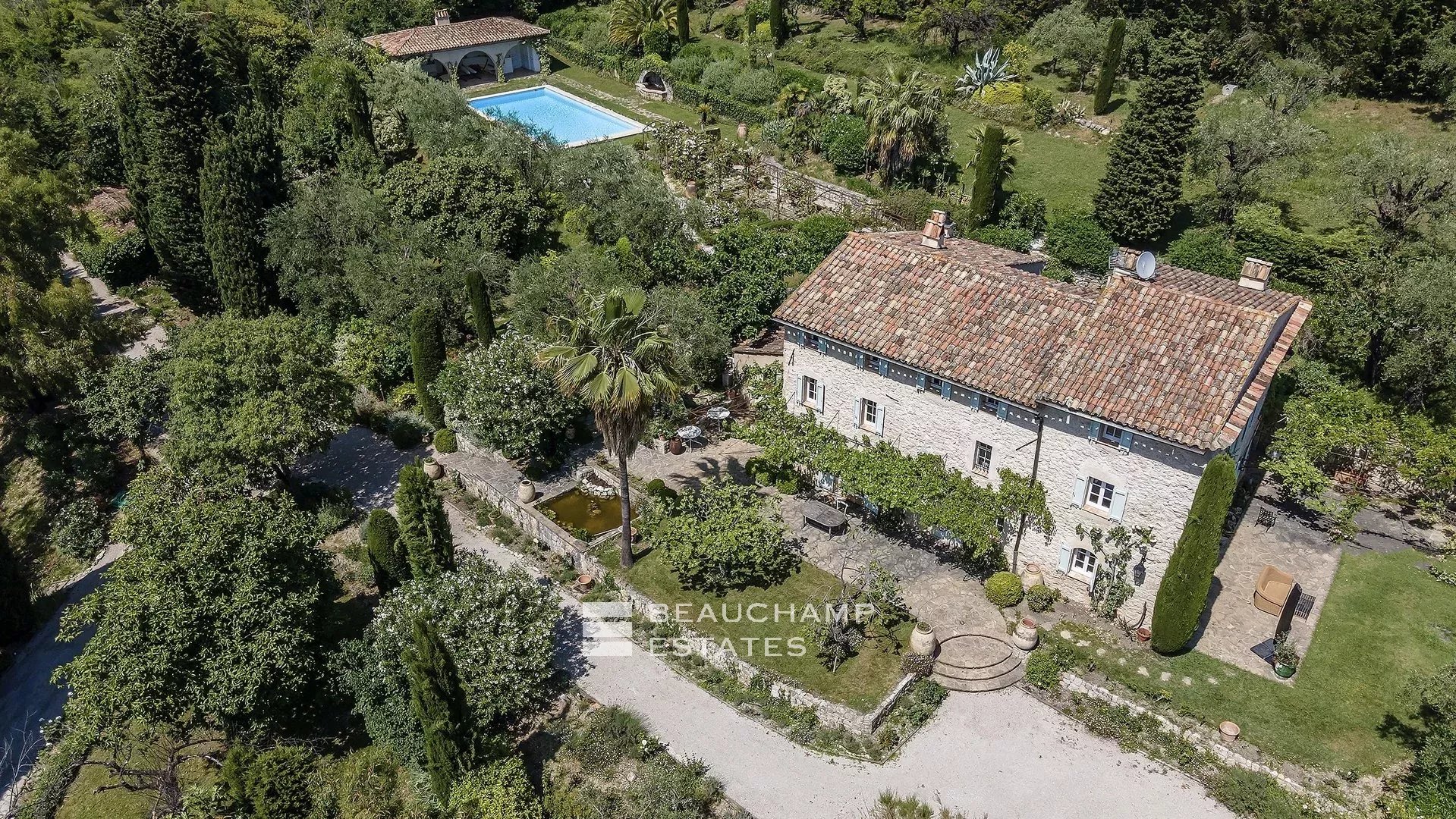 8-bedroom Provencal Mas located in a residential area 8-bedroom Provencal Mas located in a residential area