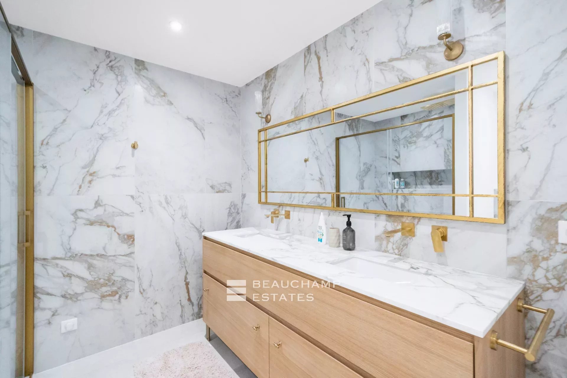 Villa Art Déco fraîchement rénovée avec une magnifique vue mer Newly renovated Art Deco villa with magnificent sea view