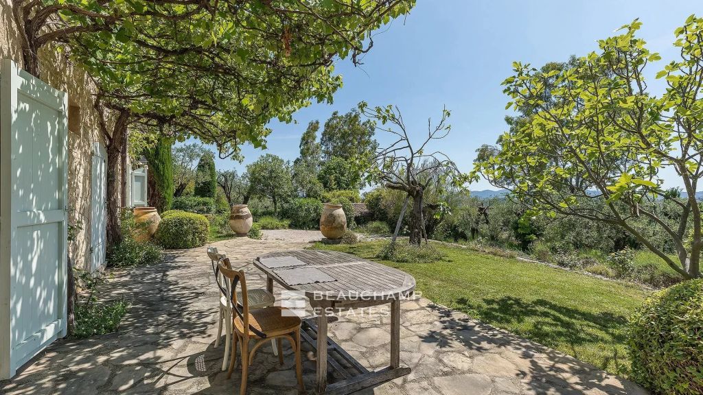 8-bedroom Provencal Mas located in a residential area