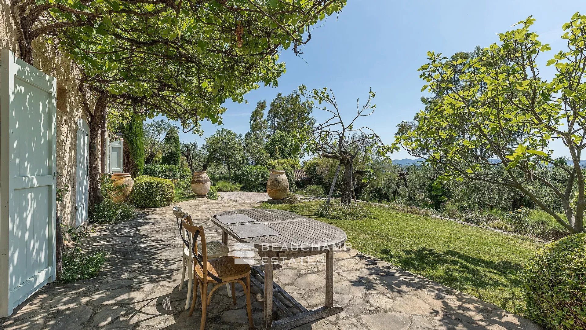 8-bedroom Provencal Mas located in a residential area 8-bedroom Provencal Mas located in a residential area