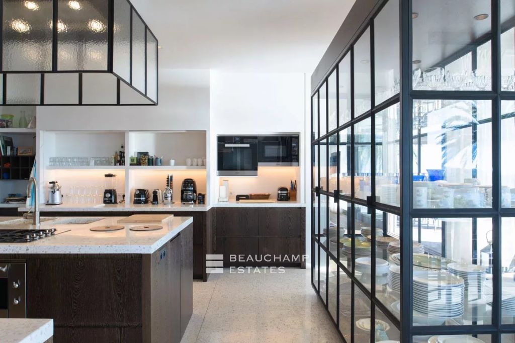 Magnificent 8-bedroom property with private access to the sea in Agay