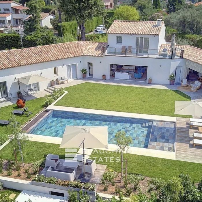 Villa contemporaine de 4 chambres nichée sur les collines de Saint-Paul-de-Vence avec court de tennis, piscine et sauna