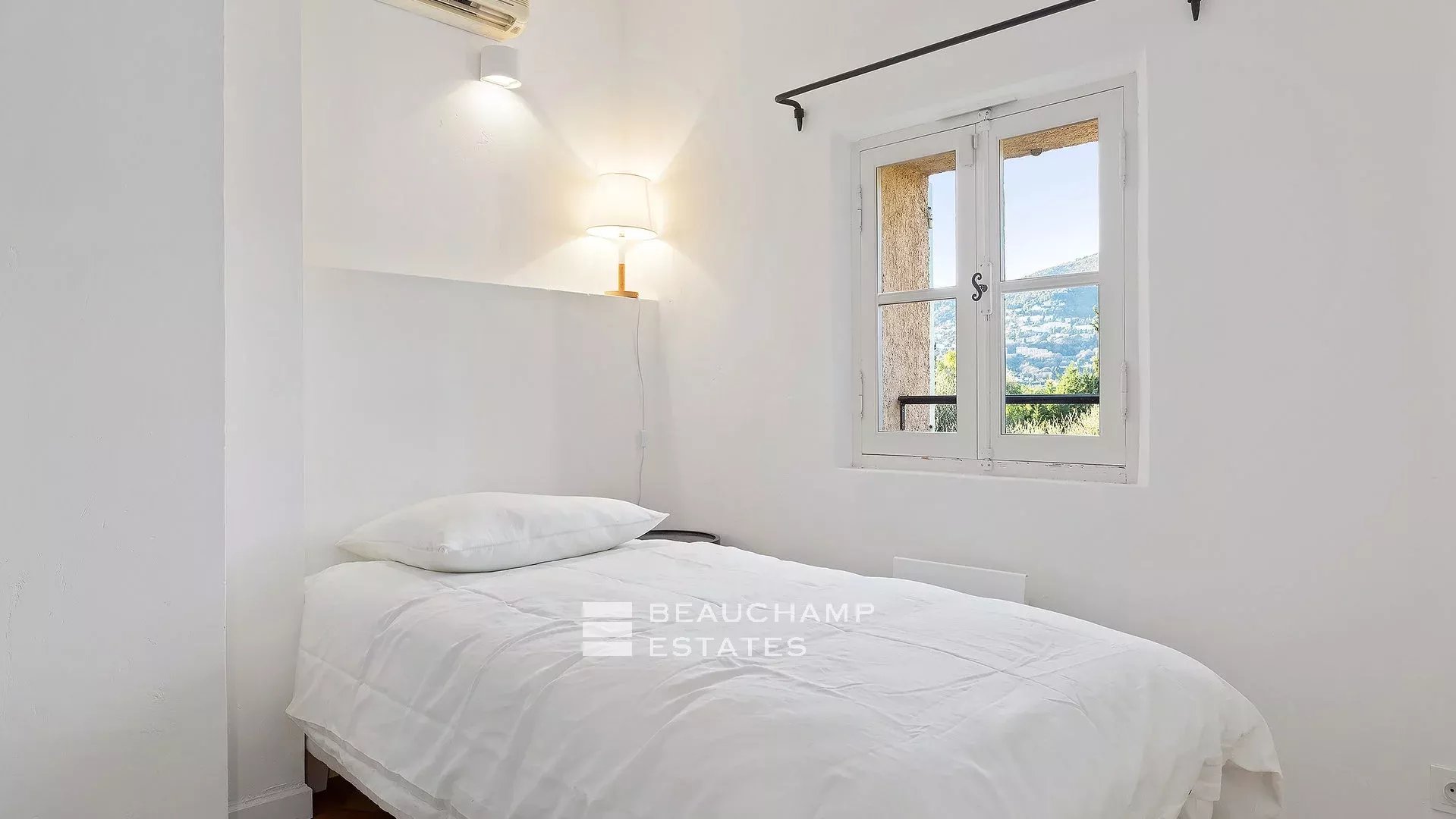 8-bedroom Provencal Mas located in a residential area 8-bedroom Provencal Mas located in a residential area