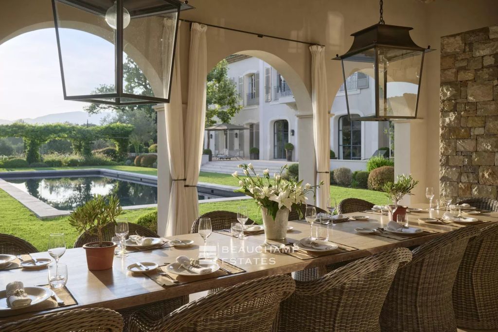 Luxury 8-Bedroom Property with Entertainment Room, Cinema, Wine Cellar, Spa, and Golf View in the Heart of the Exclusive Terre Blanche Estate