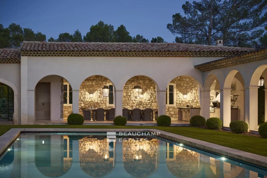 Luxury 8-Bedroom Property with Entertainment Room, Cinema, Wine Cellar, Spa, and Golf View in the Heart of the Exclusive Terre Blanche Estate