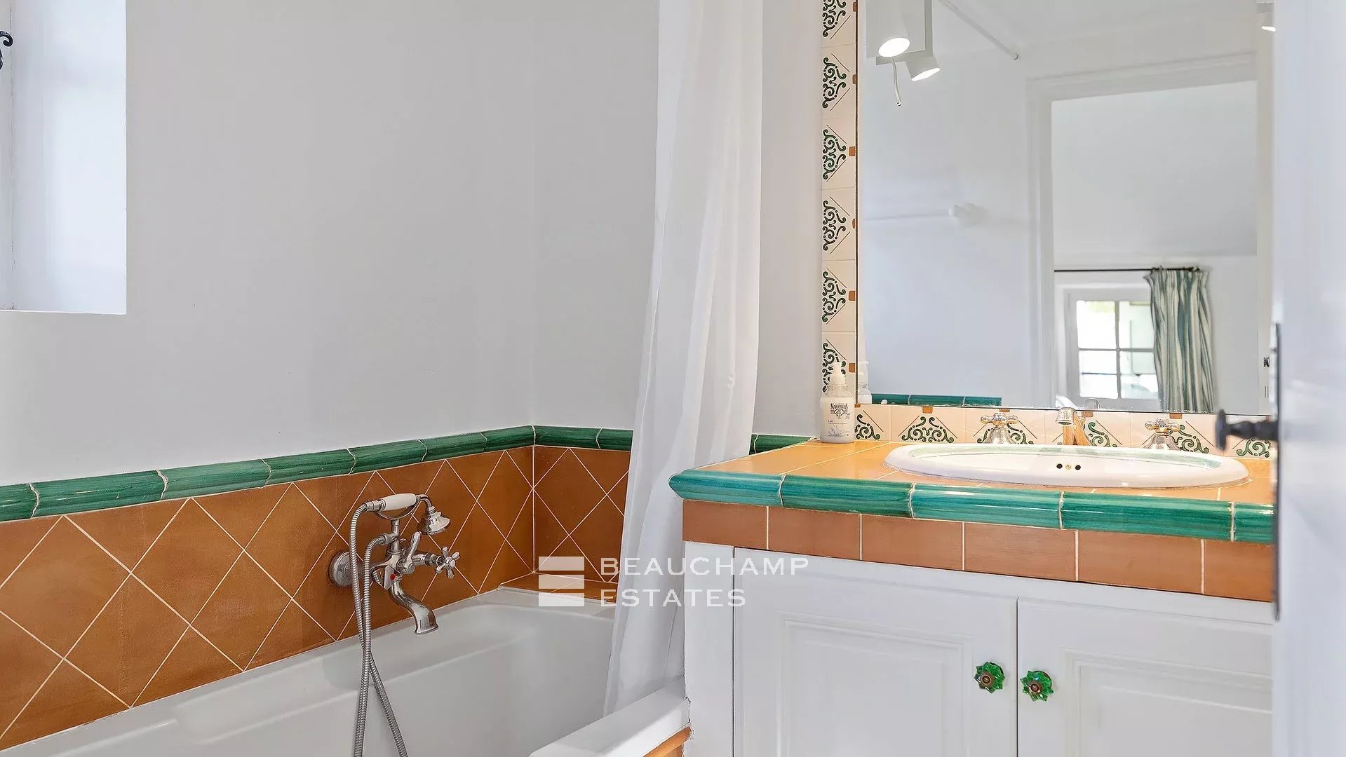 8-bedroom Provencal Mas located in a residential area 8-bedroom Provencal Mas located in a residential area