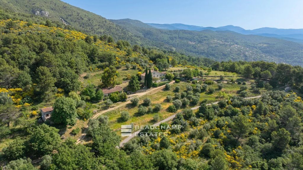 Gated provençal estate with 11 bedrooms and panoramic views – Seillans