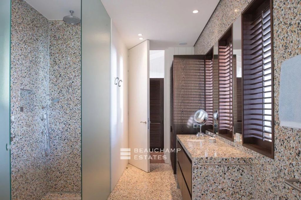 Magnificent 8-bedroom property with private access to the sea in Agay