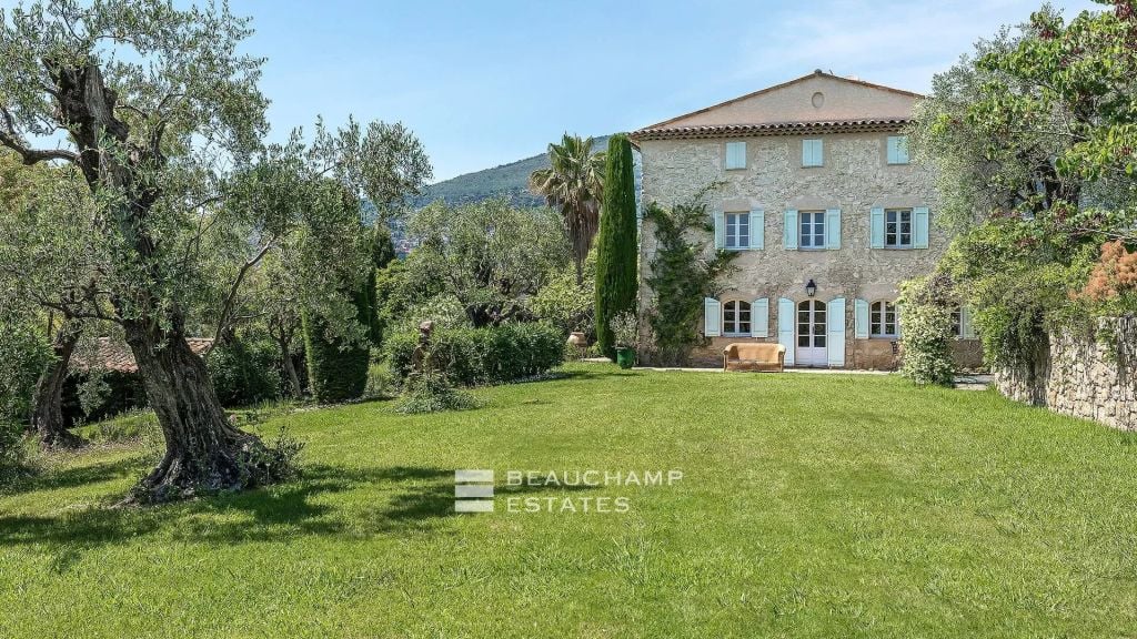 8-bedroom Provencal Mas located in a residential area