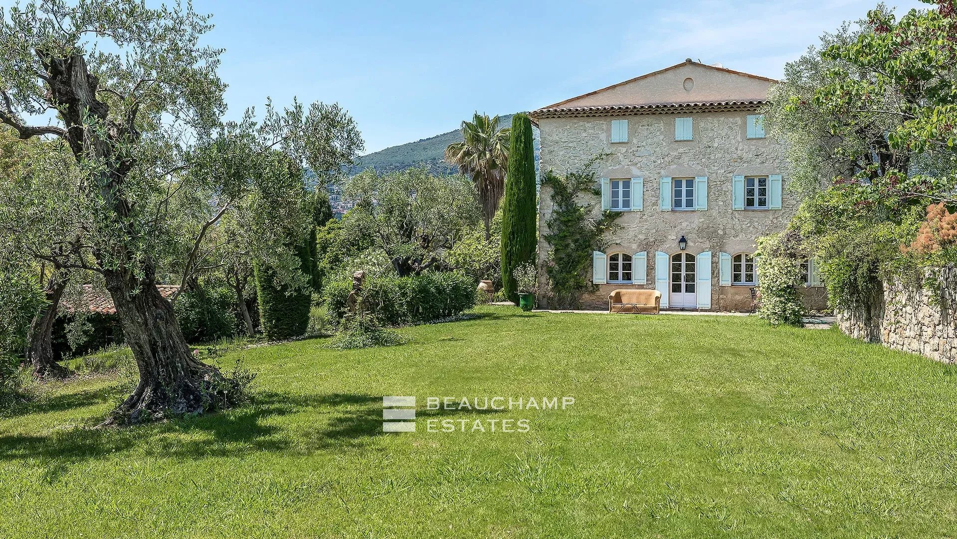 8-bedroom Provencal Mas located in a residential area 8-bedroom Provencal Mas located in a residential area