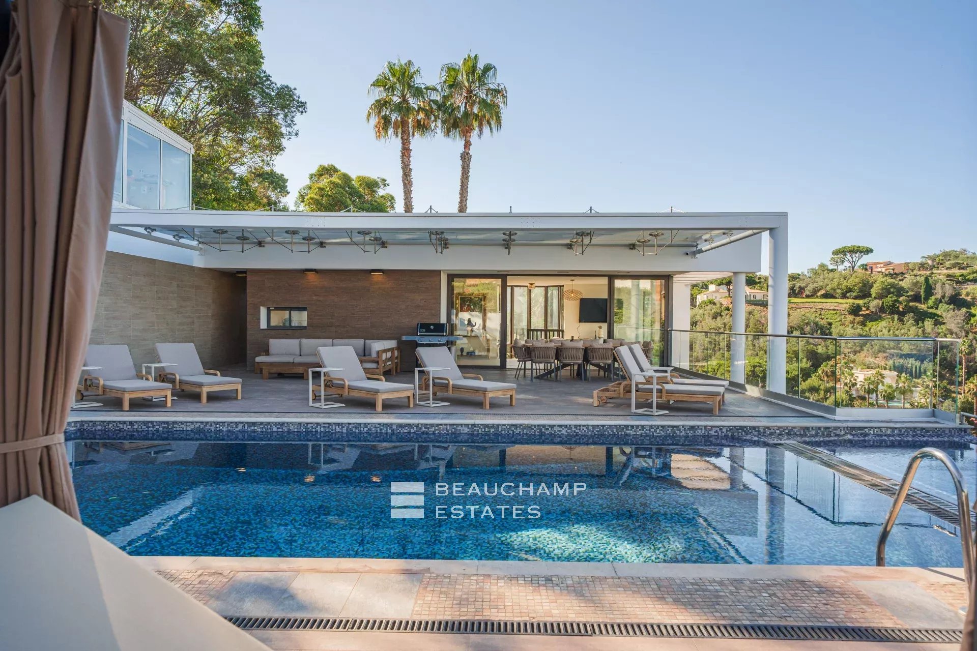 Villa Art Déco fraîchement rénovée avec une magnifique vue mer Newly renovated Art Deco villa with magnificent sea view