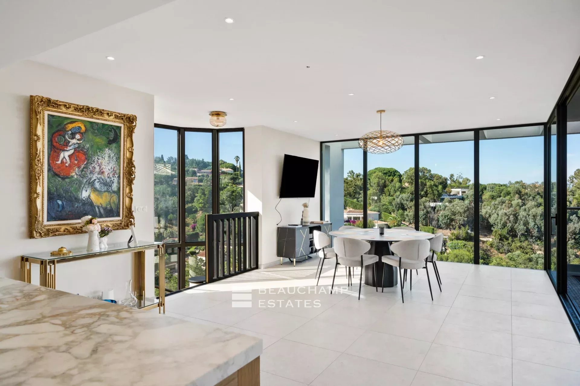 Villa Art Déco fraîchement rénovée avec une magnifique vue mer Newly renovated Art Deco villa with magnificent sea view