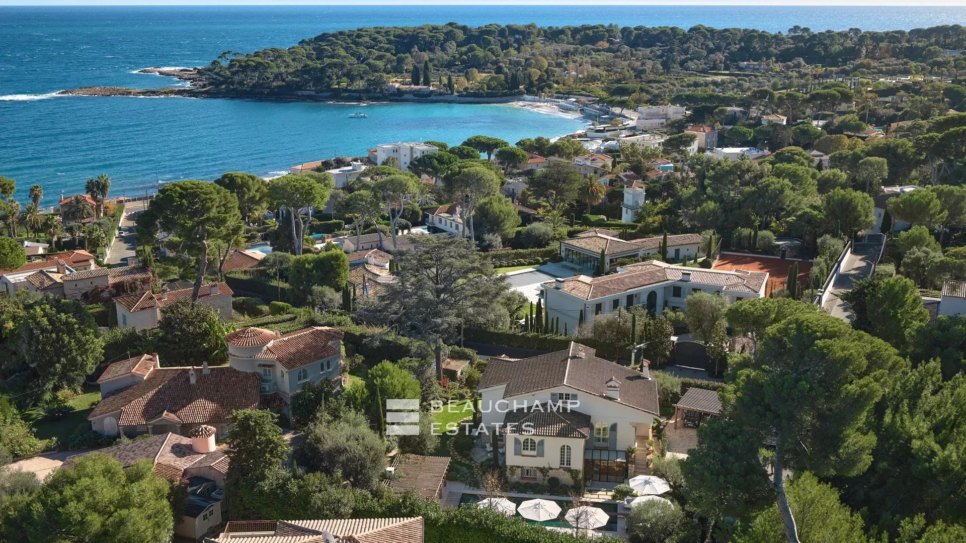Charmante villa idéalement située au cœur du Cap d’Antibes, à pied des plages Charming villa ideally located in the heart of Cap d’Antibes, within walking distance of the beaches