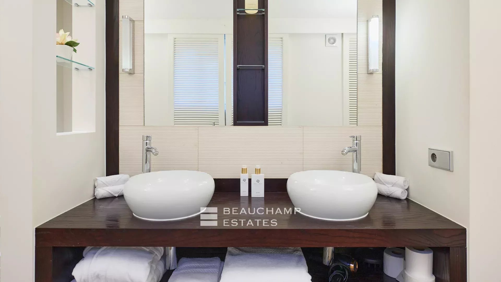 Charmante villa idéalement située au cœur du Cap d’Antibes, à pied des plages Charming villa ideally located in the heart of Cap d’Antibes, within walking distance of the beaches