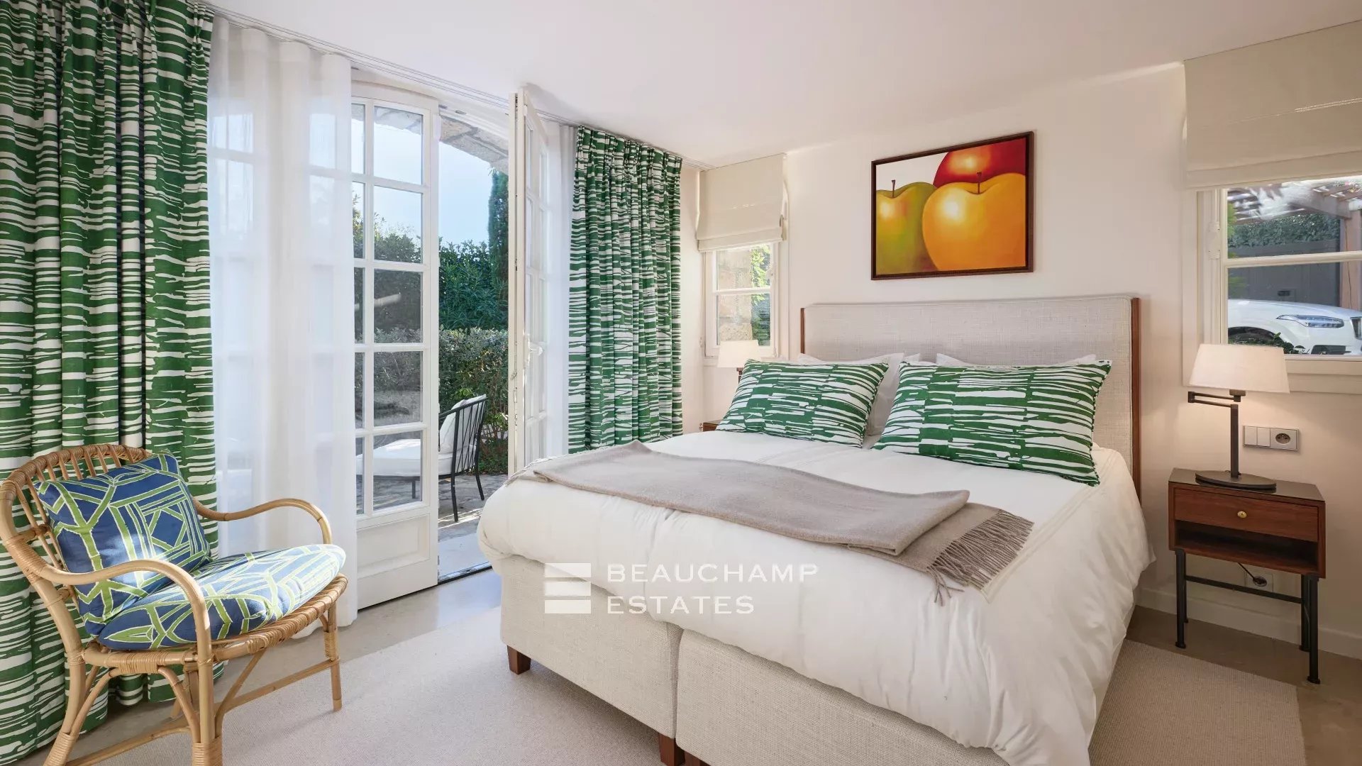 Charmante villa idéalement située au cœur du Cap d’Antibes, à pied des plages Charming villa ideally located in the heart of Cap d’Antibes, within walking distance of the beaches