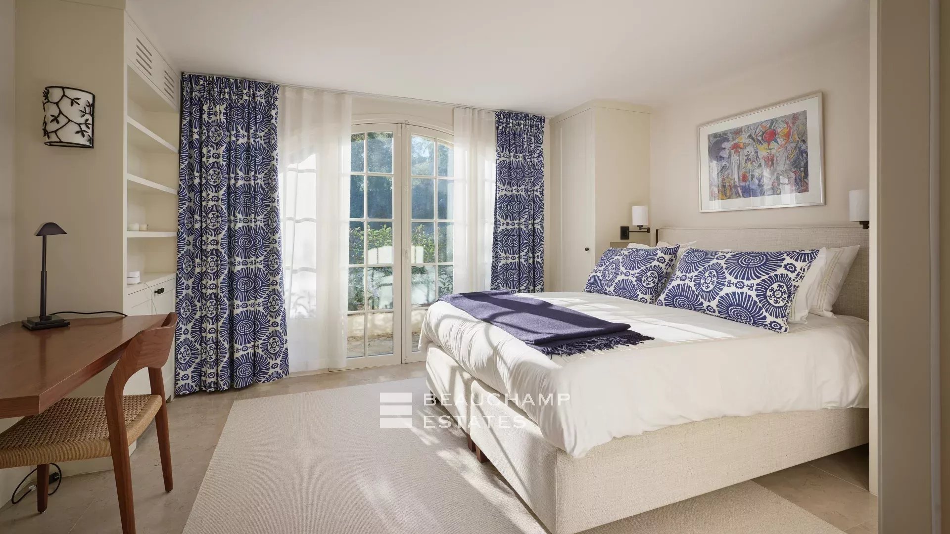 Charmante villa idéalement située au cœur du Cap d’Antibes, à pied des plages Charming villa ideally located in the heart of Cap d’Antibes, within walking distance of the beaches