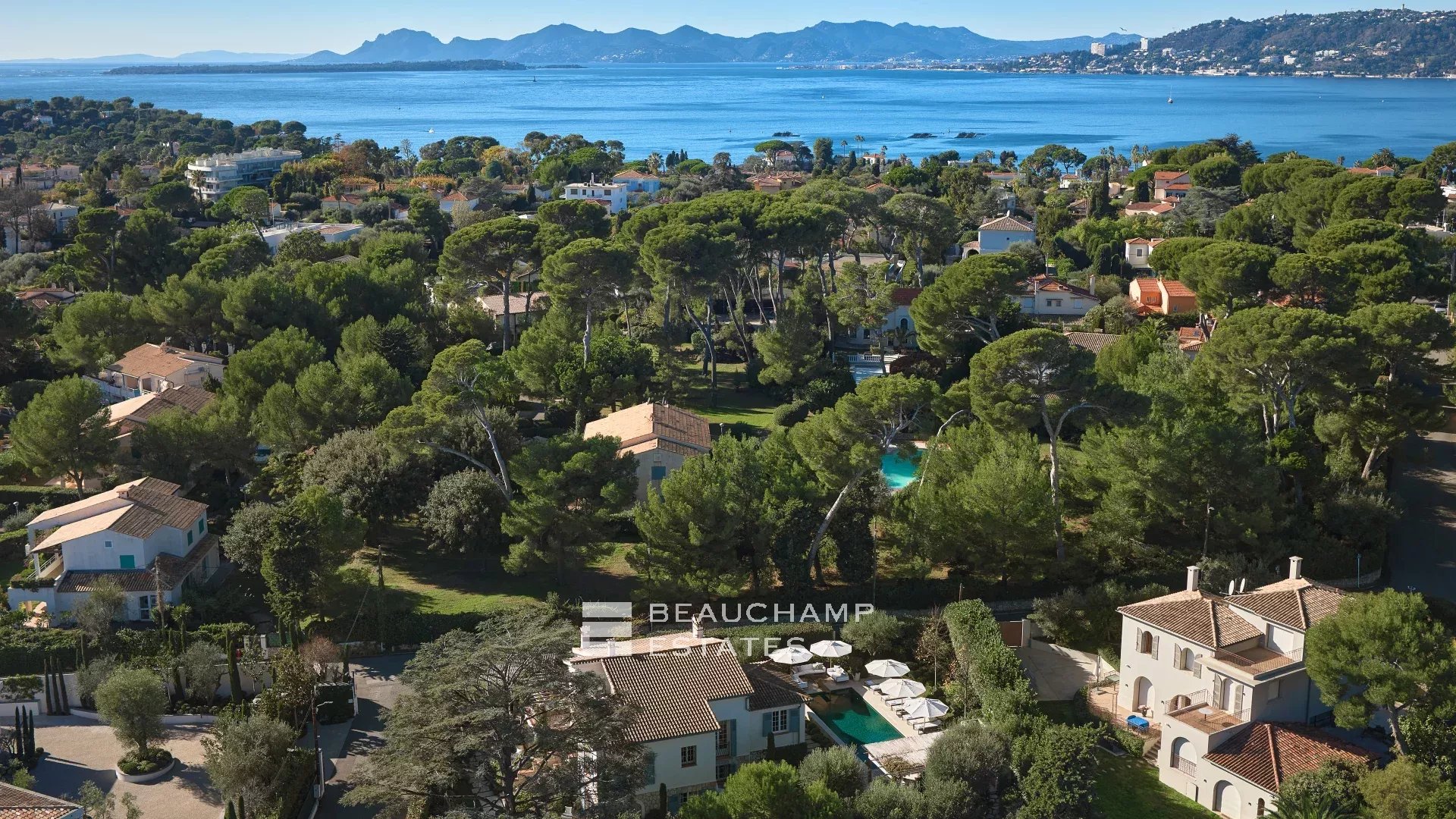 Charmante villa idéalement située au cœur du Cap d’Antibes, à pied des plages Charming villa ideally located in the heart of Cap d’Antibes, within walking distance of the beaches