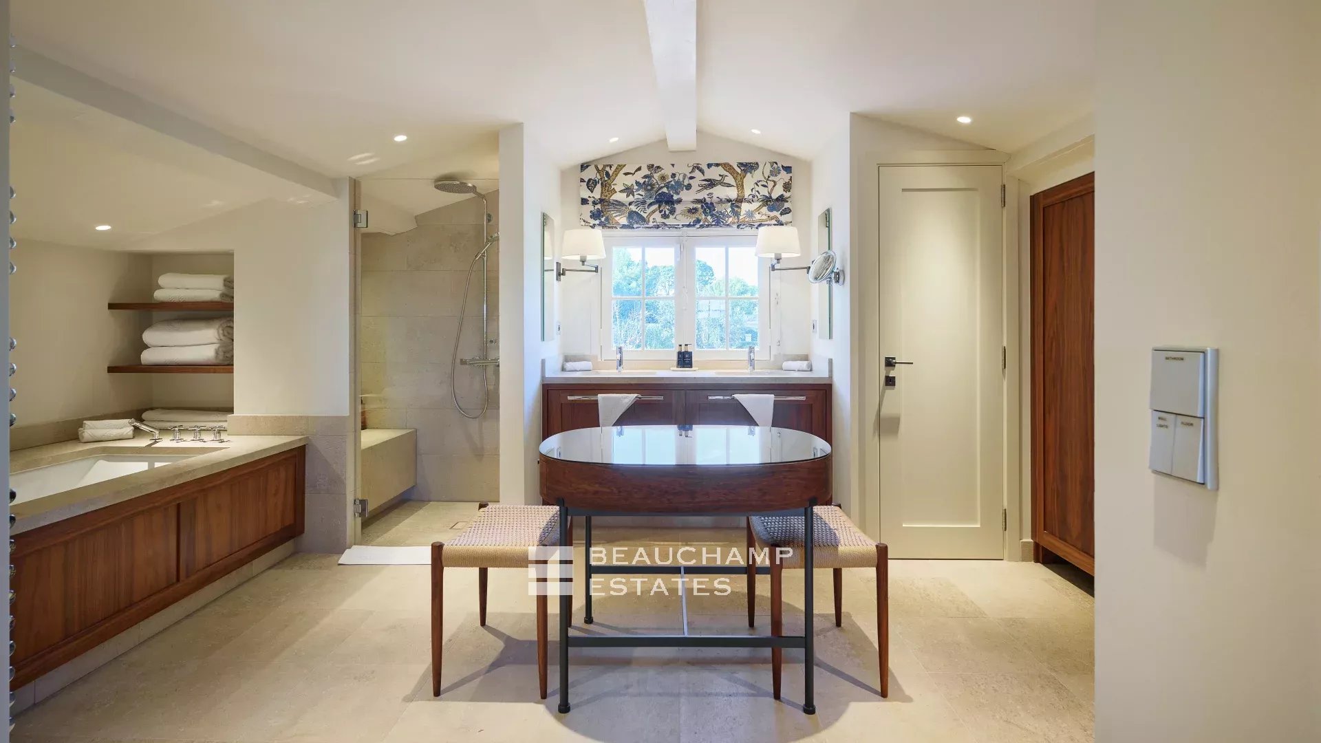 Charmante villa idéalement située au cœur du Cap d’Antibes, à pied des plages Charming villa ideally located in the heart of Cap d’Antibes, within walking distance of the beaches