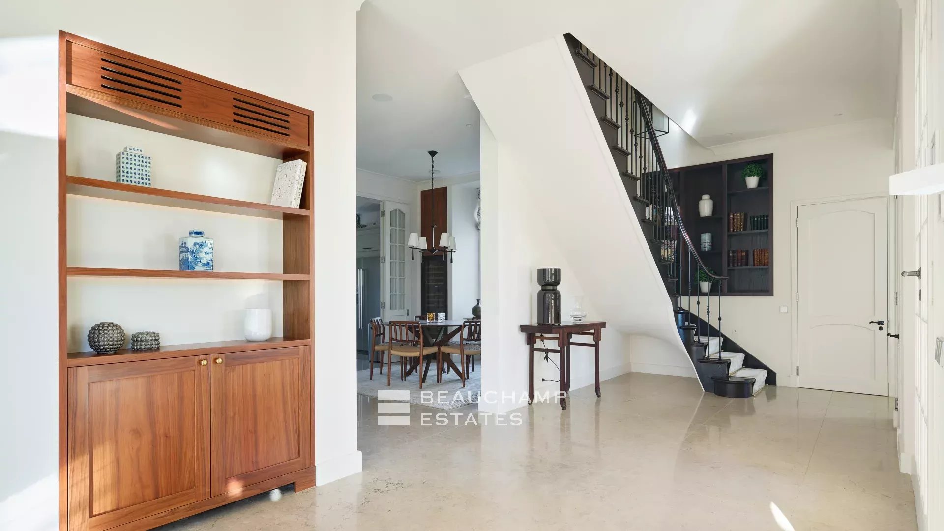 Charmante villa idéalement située au cœur du Cap d’Antibes, à pied des plages Charming villa ideally located in the heart of Cap d’Antibes, within walking distance of the beaches