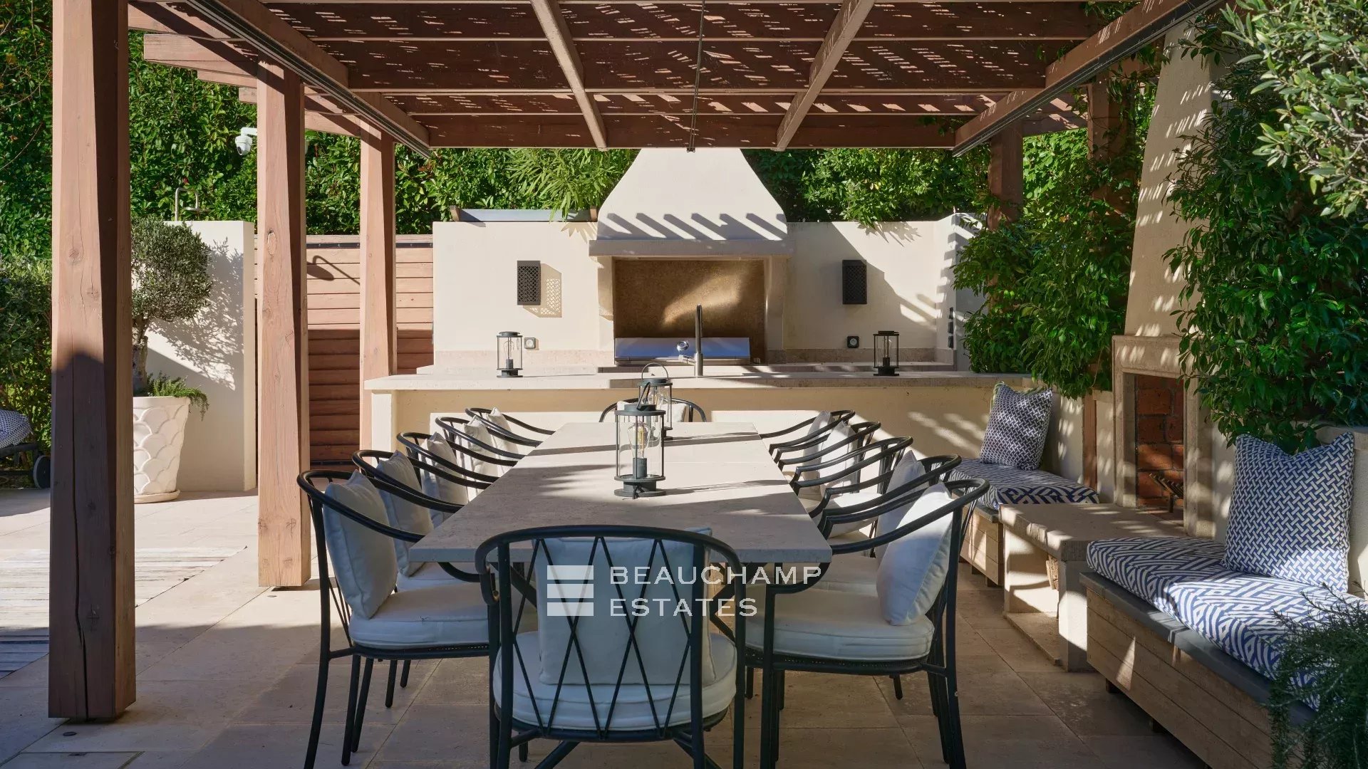 Charmante villa idéalement située au cœur du Cap d’Antibes, à pied des plages Charming villa ideally located in the heart of Cap d’Antibes, within walking distance of the beaches