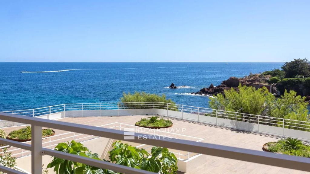 Modern waterfront apartment with sea views – Le Trayas – Le Cap Nérée