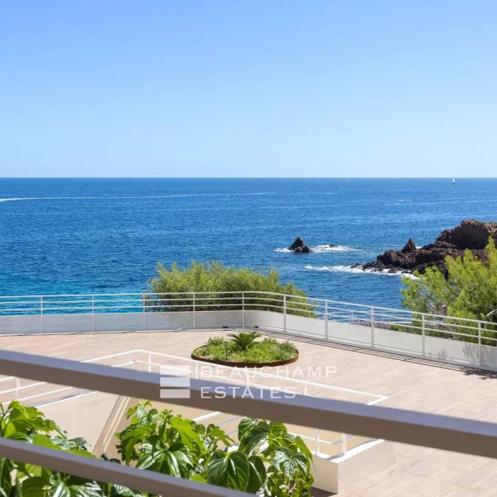 Appartement moderne avec vue mer – pieds dans l’eau – Le Trayas – Le Cap Nérée