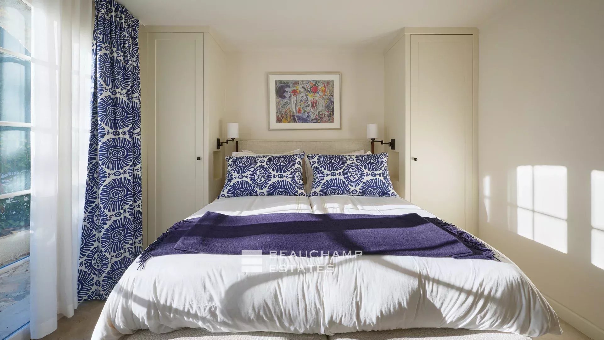 Charmante villa idéalement située au cœur du Cap d’Antibes, à pied des plages Charming villa ideally located in the heart of Cap d’Antibes, within walking distance of the beaches