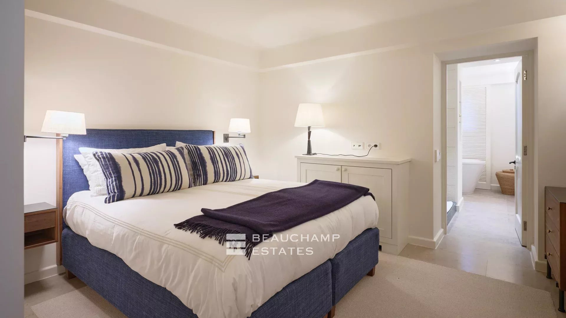 Charmante villa idéalement située au cœur du Cap d’Antibes, à pied des plages Charming villa ideally located in the heart of Cap d’Antibes, within walking distance of the beaches