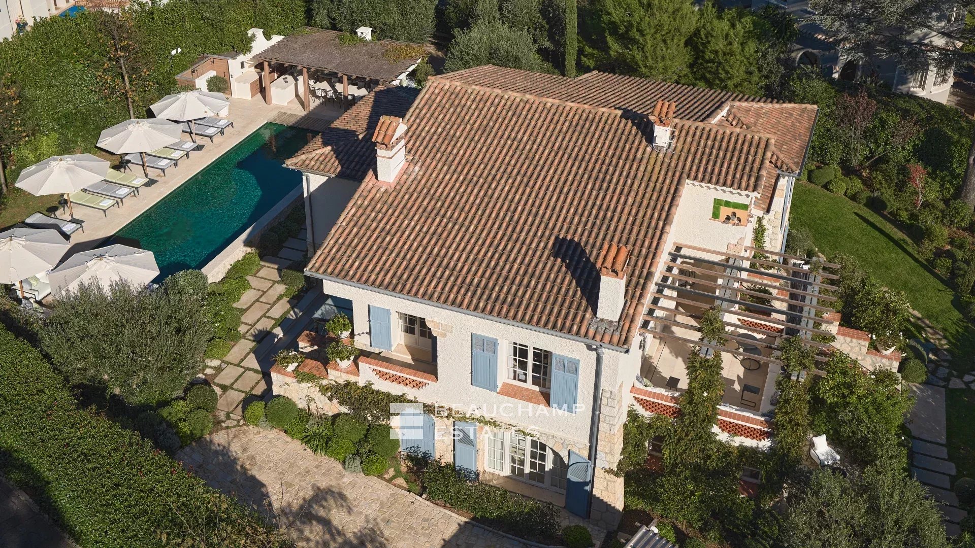 Charmante villa idéalement située au cœur du Cap d’Antibes, à pied des plages Charming villa ideally located in the heart of Cap d’Antibes, within walking distance of the beaches