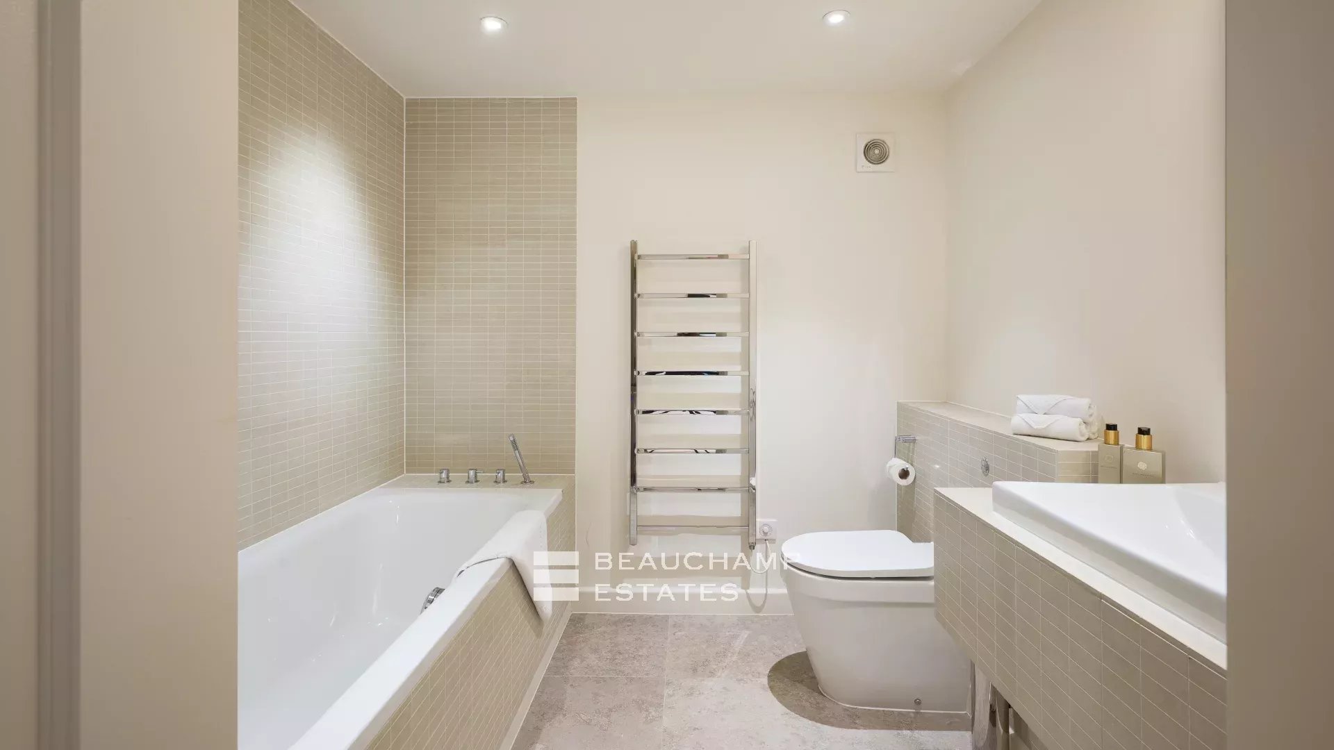 Charmante villa idéalement située au cœur du Cap d’Antibes, à pied des plages Charming villa ideally located in the heart of Cap d’Antibes, within walking distance of the beaches