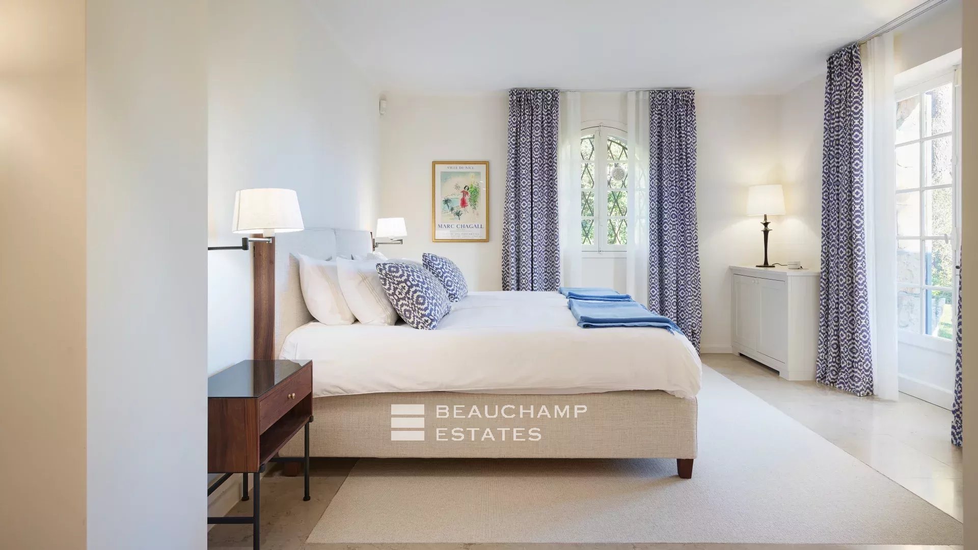 Charmante villa idéalement située au cœur du Cap d’Antibes, à pied des plages Charming villa ideally located in the heart of Cap d’Antibes, within walking distance of the beaches