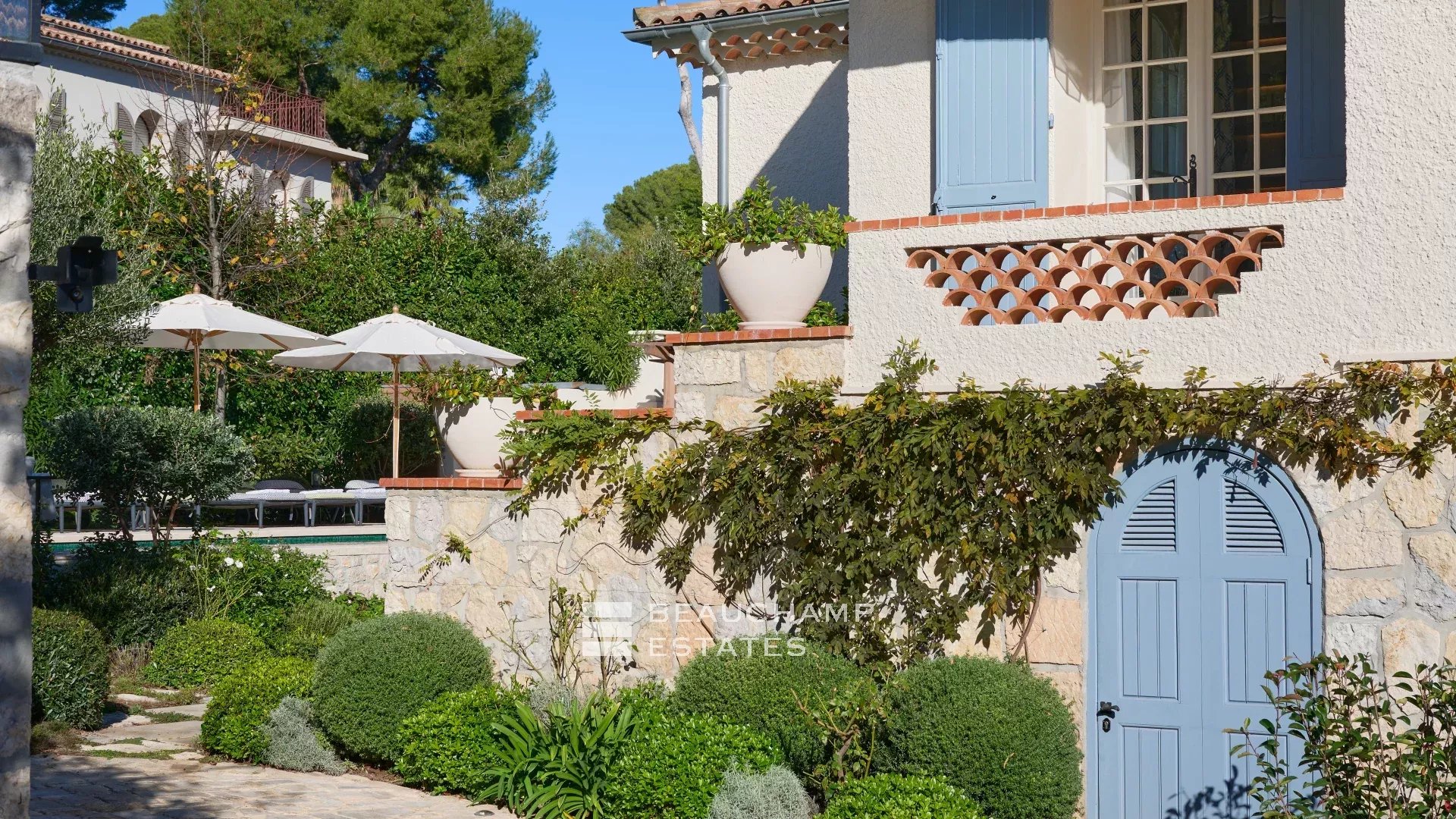 Charmante villa idéalement située au cœur du Cap d’Antibes, à pied des plages Charming villa ideally located in the heart of Cap d’Antibes, within walking distance of the beaches