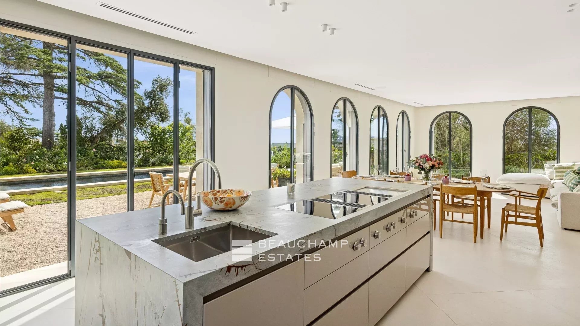 EXCLUSIVITE – Basse Californie – Villa néo provençale rénovée avec vue mer panoramique EXCLUSIVITY – Renovated neo-Provençal villa with panoramic sea views