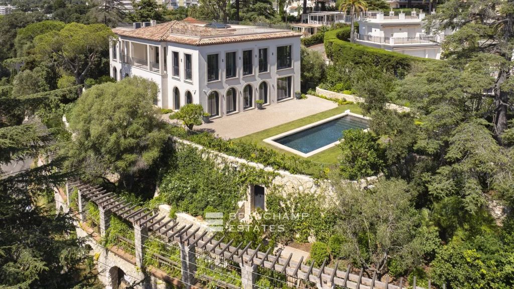 EXCLUSIVITY – Renovated neo-Provençal villa with panoramic sea views