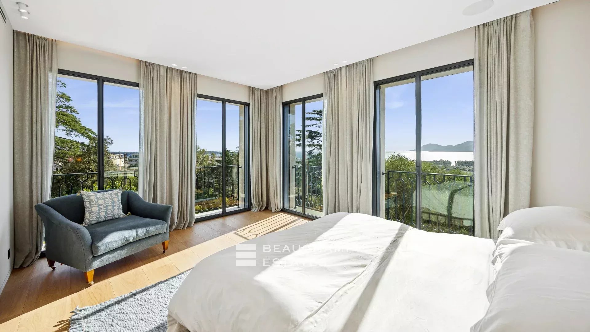 EXCLUSIVITE – Basse Californie – Villa néo provençale rénovée avec vue mer panoramique EXCLUSIVITY – Renovated neo-Provençal villa with panoramic sea views