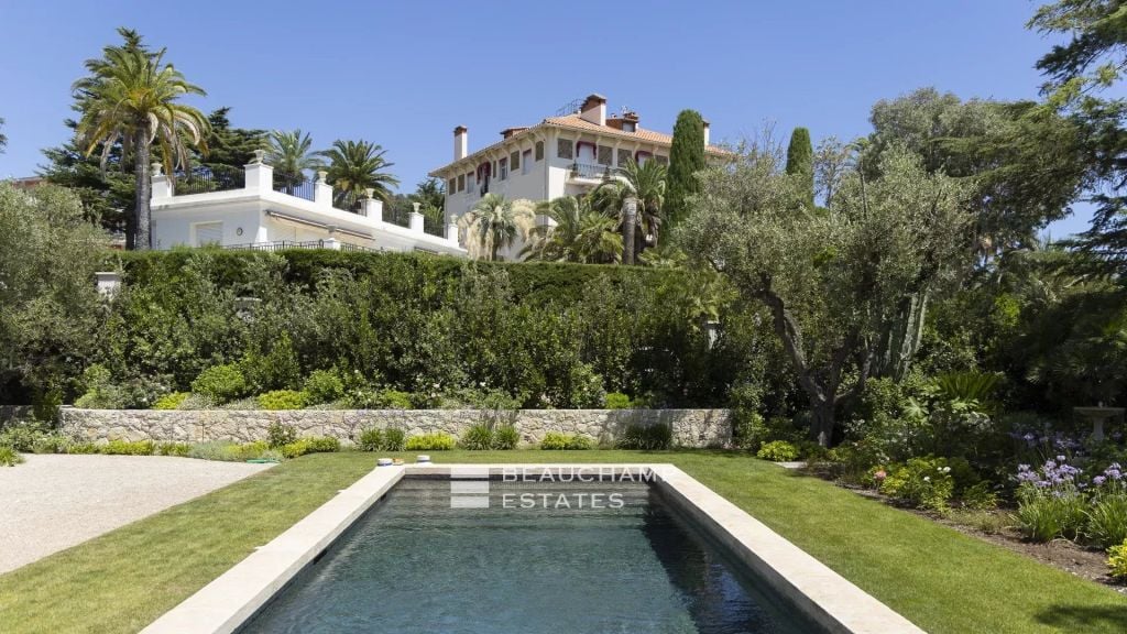 EXCLUSIVITY – Renovated neo-Provençal villa with panoramic sea views