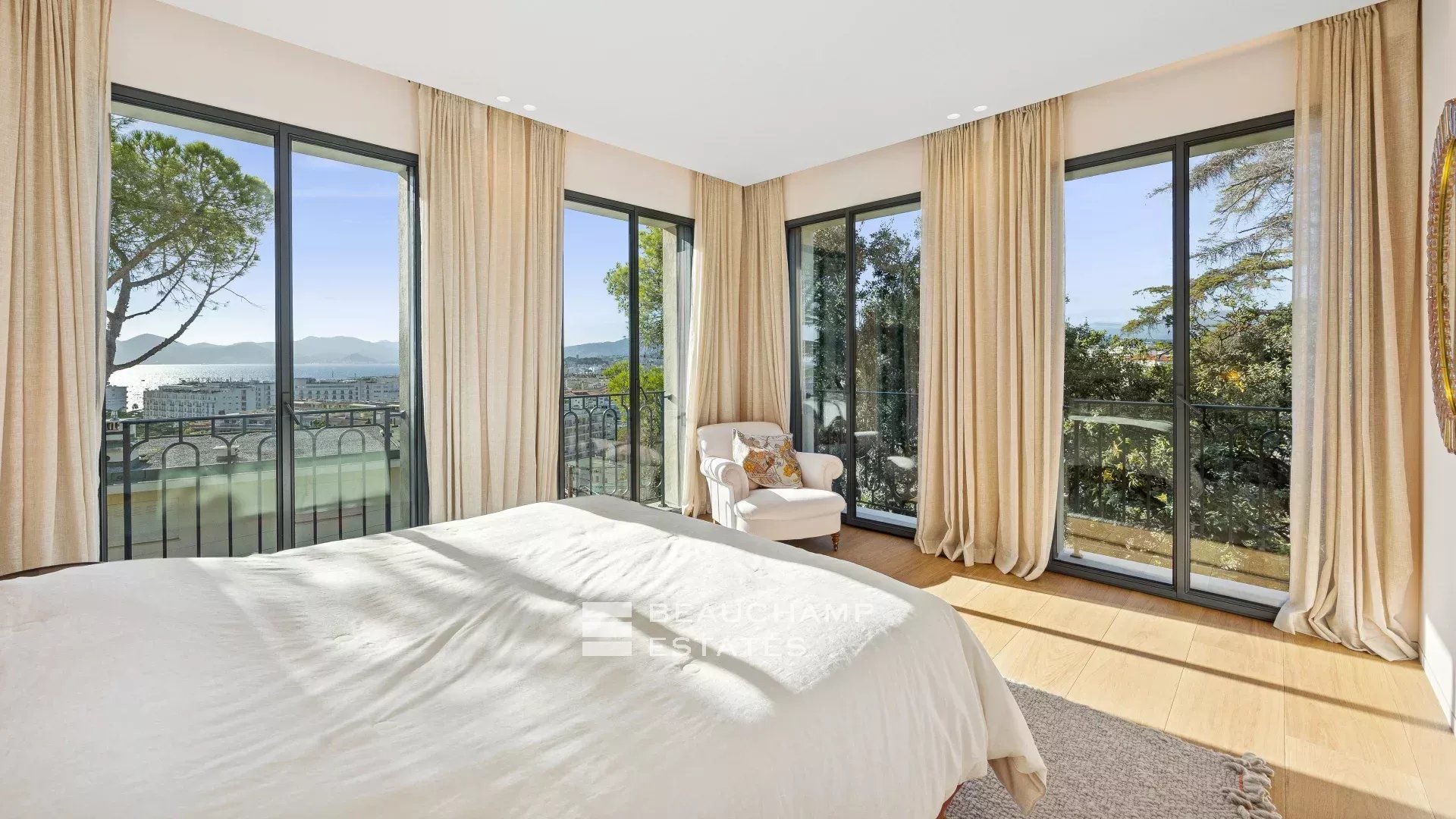 EXCLUSIVITE – Basse Californie – Villa néo provençale rénovée avec vue mer panoramique EXCLUSIVITY – Renovated neo-Provençal villa with panoramic sea views