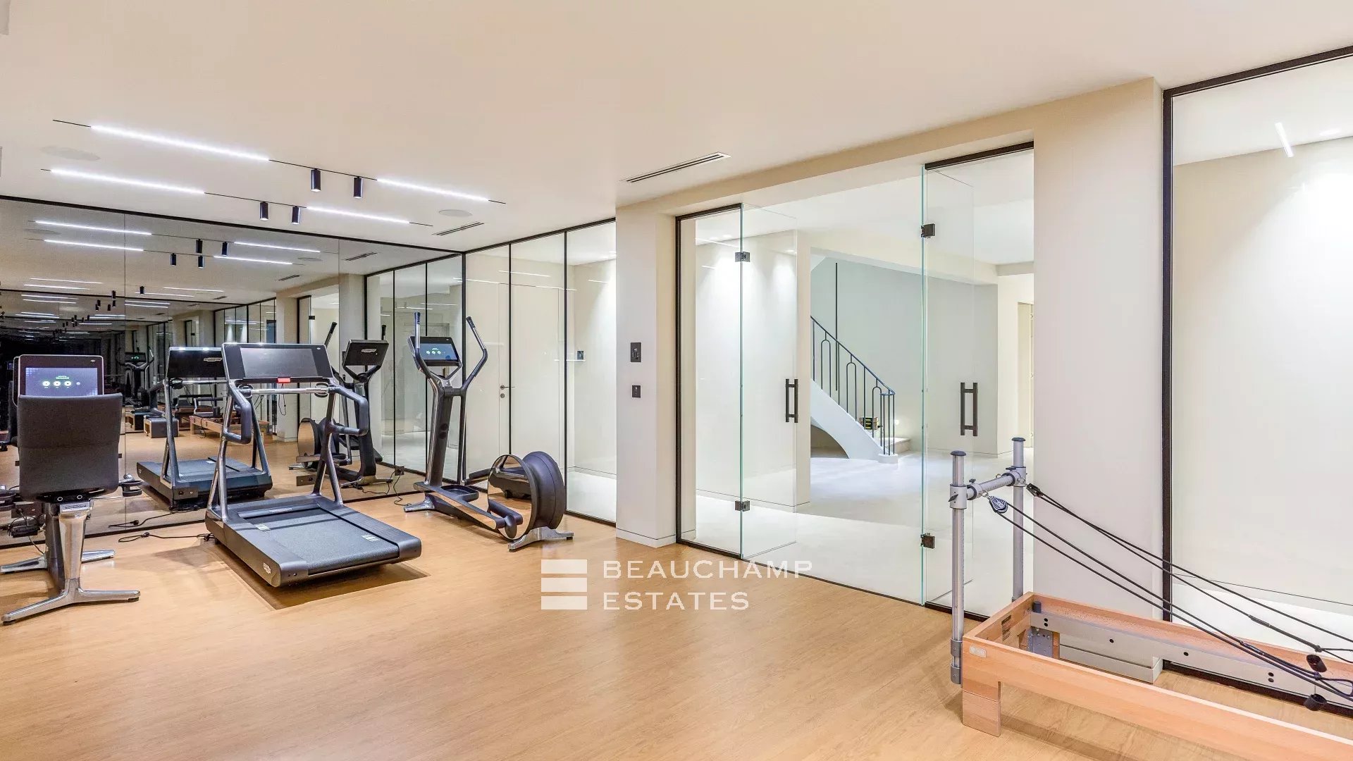 EXCLUSIVITE – Basse Californie – Villa néo provençale rénovée avec vue mer panoramique EXCLUSIVITY – Renovated neo-Provençal villa with panoramic sea views