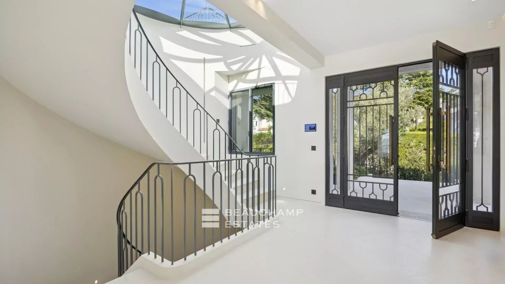 EXCLUSIVITY – Renovated neo-Provençal villa with panoramic sea views